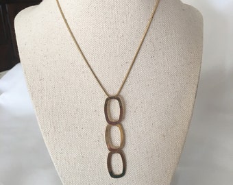 Gargantilla geométrica vintage en tono dorado: un clásico de mediados de siglo.