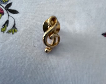 Broche vintage con diseño de corona Trifari chapado en oro y música de agudos