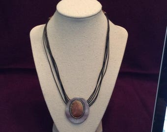 Collier à pendentif en cuivre martelé et ton argent de Chico - Bijoux tendance bohème