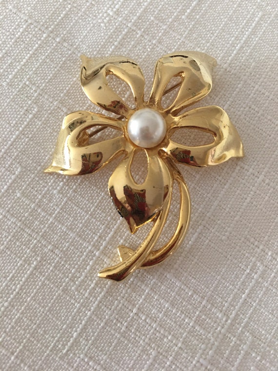 Vintage AAI Shiny Gold Tone Floral Faux Pearl Bro… - image 1