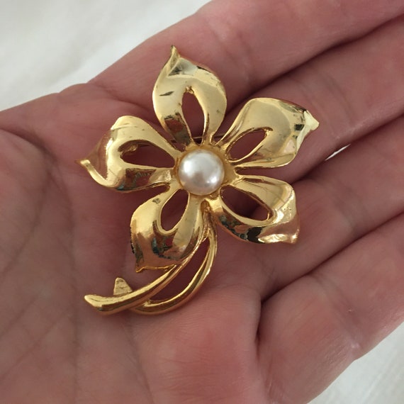 Vintage AAI Shiny Gold Tone Floral Faux Pearl Bro… - image 3