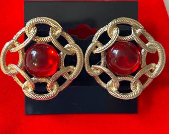 Pendientes vintage chapados en oro con filigrana: diseño con piedra cabujón roja.