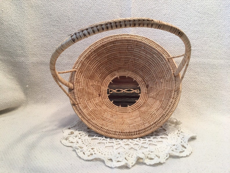 Collectible Gathering Flower Basket Unusual Delicate Weave Pattern with Handle EUC 10 x 4 x 4.5 x 6 base to handle top 12