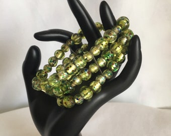 Bellissimo braccialetto elasticizzato a tre fili con perline avvolgenti in lamina di vetro verde mare