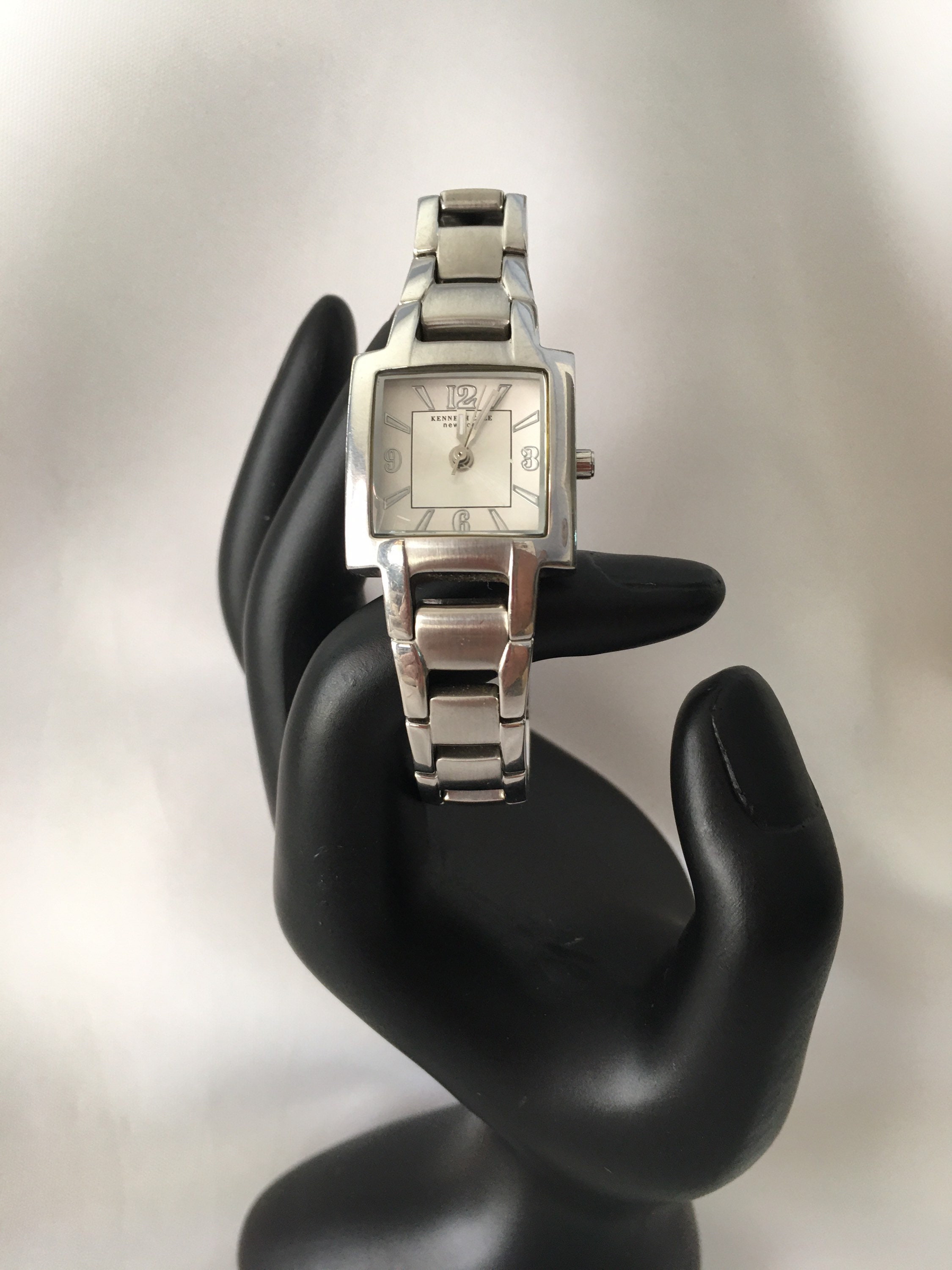 Reloj de mujer Kenneth Cole en tono plateado con diseno intrincado de numeros delineados en relieve. Reparado por un joyero. Bateria nueva 4 21 Etsy Mexico
