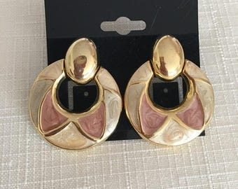 Boucles d'oreilles rondes artisanales rondes en émail mauve crème plaqué or