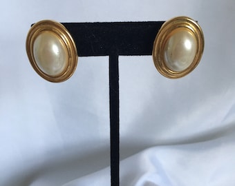Pendientes vintage Napier con perlas de imitación bañadas en oro, de moda, en tono dorado.