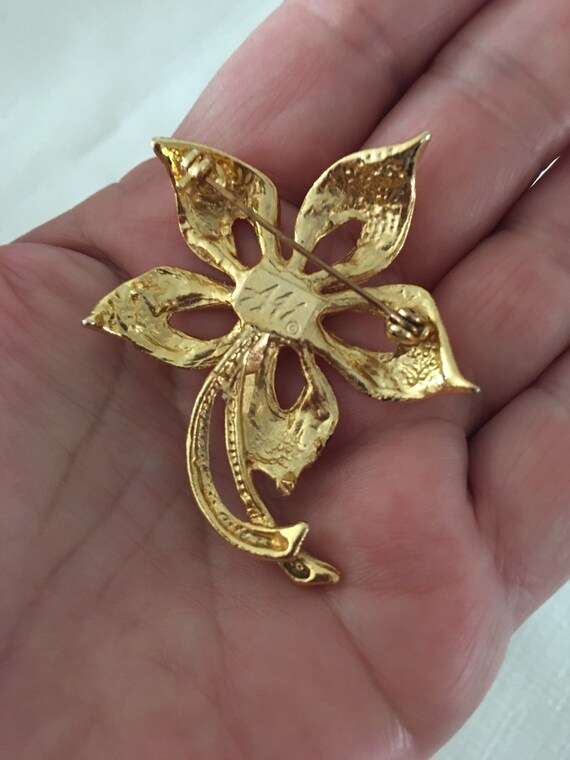 Vintage AAI Shiny Gold Tone Floral Faux Pearl Bro… - image 4