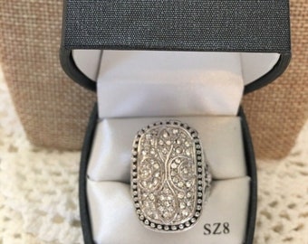 Anillo vintage raro con volutas en relieve y cristales en tono plateado en su caja original