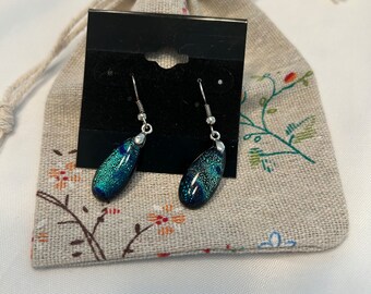 Pendientes colgantes vintage de cristal fundido dicroico turquesa en tono plateado, de la década de 1990.