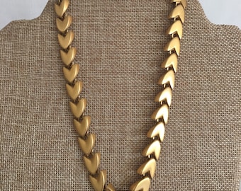 Gargantilla Anne Klein II vintage de oro cepillado con cierre de palanca, coleccionable, circa 1990, 43 cm