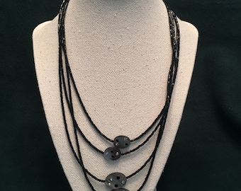 Collier noir multi rangs de perles Chico's : nacre et cristal
