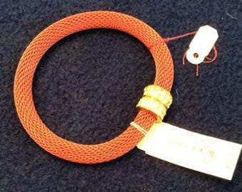 Pulsera New Directions trenzada en color rojo burdeos con cierre magnético adornado con cristales. ¡Una joya colorida!