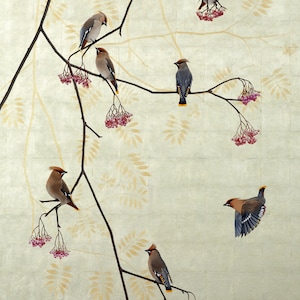 Puede incluir: Una pintura de siete pájaros marrones y grises posados en las ramas de un árbol con bayas rosas. El fondo es de color dorado claro.