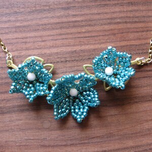 ビーズフラワーネックレス // ハンドビーズフラワー // 自然のジュエリー // 花と葉 // 蔓に咲く花 // ターコイズ // 女性用ジュエリー