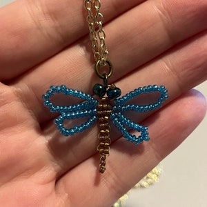 Handgemaakte kralen Dragonfly hanger ketting op gouden ketting//blauwe en bruine Dragonfly hanger//gouden over-the-head ketting ketting