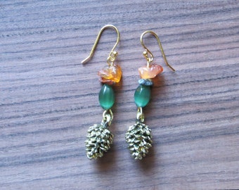 Piña dorada con cuentas de roca y pendientes de cuentas de joya verde // Hermosa // Naturaleza