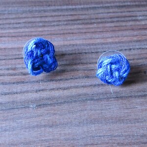 Boucles d’oreilles Blue Macrame Stud // Nouement // Boucles d’oreilles pour femmes // Boucles d’oreilles pour hommes // Anniversaire // Cadeau // Beau // Cool // Bleu