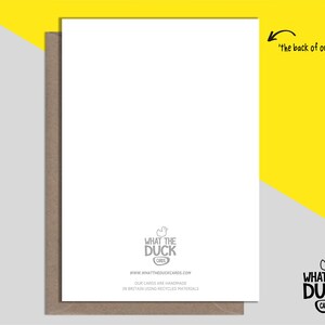 Peut inclure: Le dos d'une carte de v&oelig;ux avec un fond blanc et un petit logo dans le coin inf&eacute;rieur droit. Le logo est un canard de dessin anim&eacute; avec le texte "What the Duck Cards" en dessous. Le texte "www.whattheduckcards.com" est sous le logo, suivi du texte "Nos cartes sont faites &agrave; la main en Grande-Bretagne avec des mat&eacute;riaux recycl&eacute;s."