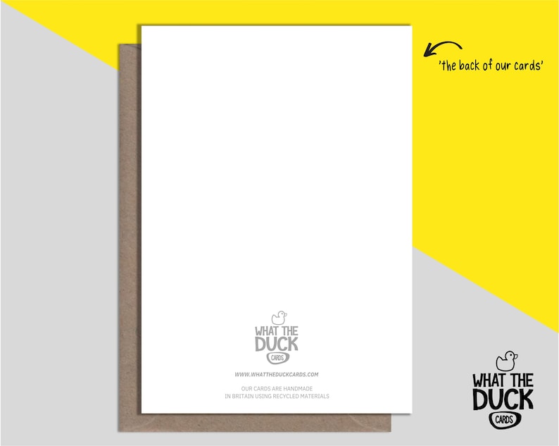 Peut inclure: Le dos d'une carte de v&oelig;ux avec un fond blanc et un petit logo dans le coin inf&eacute;rieur droit. Le logo est un canard de dessin anim&eacute; avec le texte "What the Duck Cards" en dessous. Le texte "www.whattheduckcards.com" est sous le logo, suivi du texte "Nos cartes sont faites &agrave; la main en Grande-Bretagne avec des mat&eacute;riaux recycl&eacute;s."