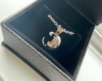 Collar con colgante de gato y luna de plata de ley