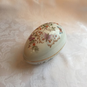 Vintage 1970s Avon Porcelain trinket box with gold trim