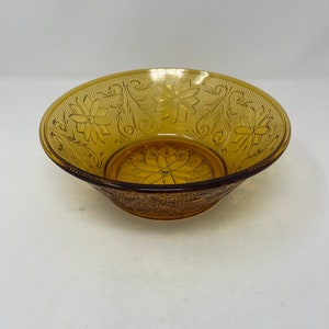 Vintage medium size Sandwich pattern glass salad / mixing bowl