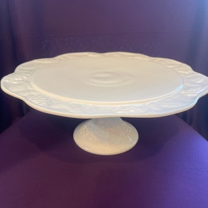 Beautiful vintage white milk glass cake stand (light blemishes)