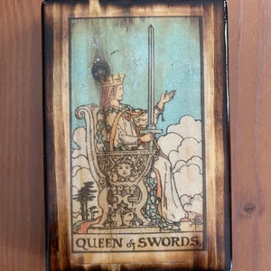 Houten Tarotkaart - Koningin van zwaarden #3