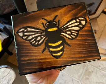 Caja de madera de abeja hecha a mano
