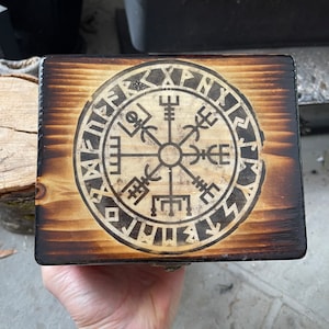 Boîte en bois faite main Vegvisir et runes