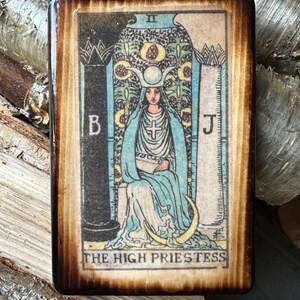 Carta del Tarot de Madera - La Suma Sacerdotisa