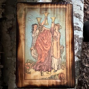 Carta del Tarot de madera: Tres de Copas n.° 3