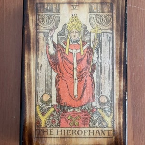 Carta de Tarô de Madeira - O Hierofante #2