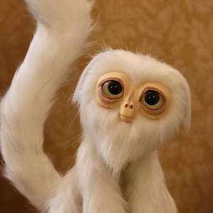 Bébé singe blanc fantastique - Poupée artistique entièrement articulée avec yeux phosphorescents - PRÊTE À PARTIR