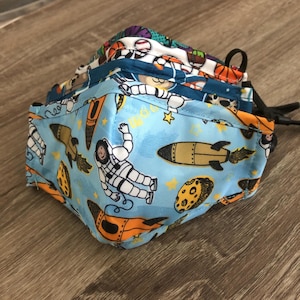 宇宙飛行士幼児用フェイスマスク (1～5歳) フィルター付き、宇宙キッズマスク、調節可能な子供用マスク、洗える子供用マスク 3層、フィルターポケット