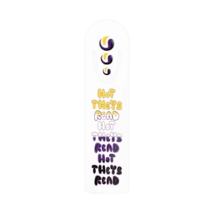 Puede incluir: Un marcapáginas vertical blanco con bordes superiores redondeados que presenta tres iconos circulares en la parte superior en amarillo y morado. Debajo, el texto "HOT THEYS READ" se repite tres veces en una pila, cambiando de amarillo a morado.