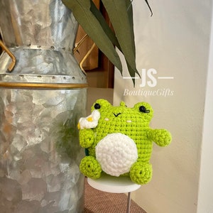 Chubby frog holding white flower, Crochet frog keychain, hanging frog, frog keychain, friend gift, cute gift, frog stuffed, frog gifts