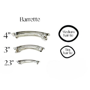 Pode incluir: Tr&ecirc;s presilhas de cabelo prateadas em tamanhos diferentes: 10 cm, 7,6 cm e 5,8 cm. As presilhas de cabelo s&atilde;o mostradas ao lado de dois el&aacute;sticos de cabelo pretos, um com a etiqueta "El&aacute;stico de cabelo m&eacute;dio" e o outro com a etiqueta "El&aacute;stico de cabelo pequeno".