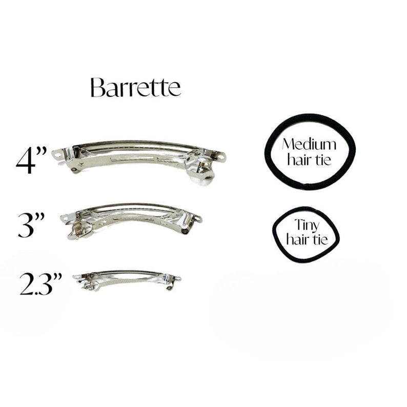 Pode incluir: Tr&ecirc;s presilhas de cabelo prateadas em tamanhos diferentes: 10 cm, 7,6 cm e 5,8 cm. As presilhas de cabelo s&atilde;o mostradas ao lado de dois el&aacute;sticos de cabelo pretos, um com a etiqueta "El&aacute;stico de cabelo m&eacute;dio" e o outro com a etiqueta "El&aacute;stico de cabelo pequeno".