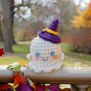 Cute ghost keychain, crochet ghost keychain, mini ghost keychain, Halloween keychain, ghost key ring, gift for friends, Halloween gifts