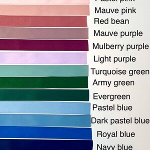 Pode incluir: Uma carta de cores que mostra 18 cores diferentes, incluindo branco neve, branco baunilha, branco marfim, vermelho, rosa claro, rosa pastel, rosa malva, vermelho feij&atilde;o, roxo malva, roxo amora, roxo claro, verde turquesa, verde ex&eacute;rcito, verde perene, azul pastel, azul pastel escuro, azul royal, azul marinho, amarelo mostarda, castanho castanho, cinza e preto.