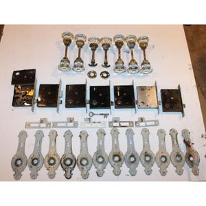 Lote de conjuntos de maçanetas de vidro vintage 12PT, fechaduras de embutir, placas de acabamento e placas de batente.