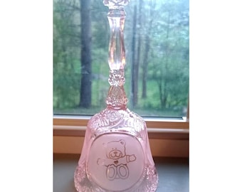 Campana decorativa vintage de cristal rosa con paneles grabados florales esmerilados y motivo de osito de peluche.