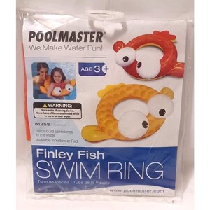 Peut inclure: Un emballage contenant deux bouées de natation Finley Fish. L'une est rouge, l'autre jaune. Les bouées de natation ont la forme de poissons avec de grands yeux blancs. Le paquet porte l'inscription "POOLMASTER We Make Water Fun!" et "Finley Fish SWIM RING".