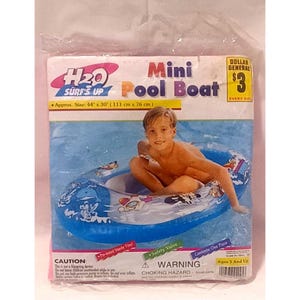Puede incluir: Un bote de piscina inflable azul y blanco empaquetado con el texto "H2O Surf's Up Mini Pool Boat". El paquete muestra a un niño sentado en el bote. El bote mide aproximadamente 111 cm x 76 cm.
