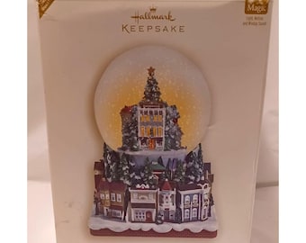 Hallmark Keepsake 2006 Nostalgic House & Shops snow globe Rare Hard to Find READ