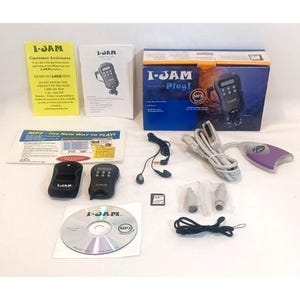 Peut inclure: Un ensemble de lecteur MP3 numérique I-JAM comprenant un appareil noir, un adaptateur violet et blanc, un étui noir, des écouteurs filaires, un CD de logiciel, une carte mémoire 32 Mo, des câbles, deux petits connecteurs gris, un cordon et des manuels.