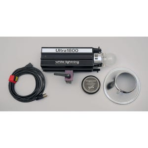 Luz estroboscópica de estudio White Lightning Ultra1800 Paul C Buff con cubierta transparente y cable de alimentación.