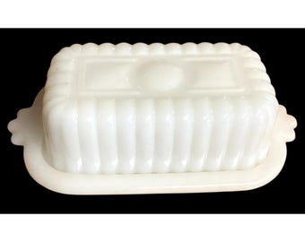 Mantequera vintage de cristal opalino blanco Hazel Atlas de mediados de siglo, década de 1950, con tapa, para media barra.